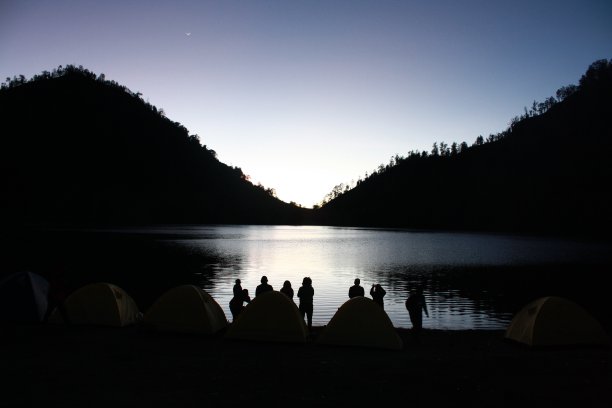 日落在湖图片下载