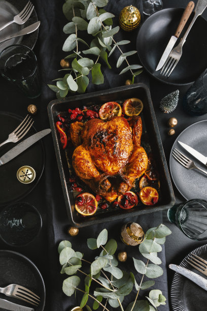 圣诞餐桌上摆着鸡肉图片下载