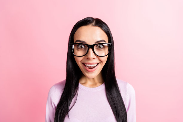 照片上年轻快乐积极微笑疯狂兴奋的女孩戴着眼镜看到大减价孤立在粉红色的背景上图片下载
