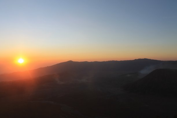 2014年2月11日，徒步旅行者在印尼马朗市的布罗莫山/腾格里火山口欣赏日出图片下载