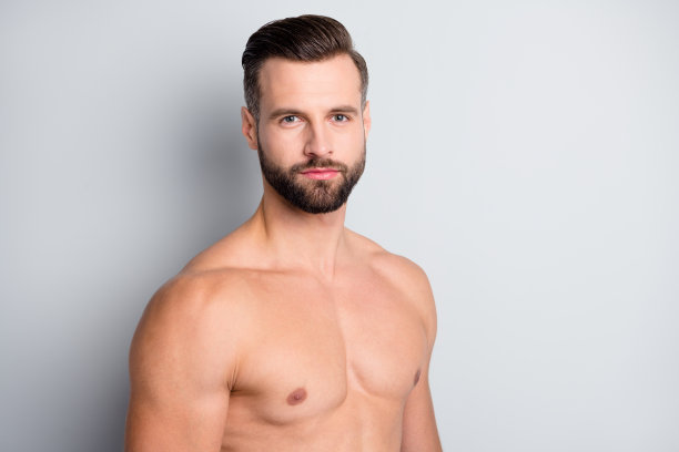 照片年轻自信严肃的男人完美柔软的皮肤美容治疗孤立在灰色的颜色背景图片下载