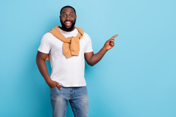 照片中兴高采烈的男子指指点点copyspace广告产品推荐孤立在蓝色背景上图片下载