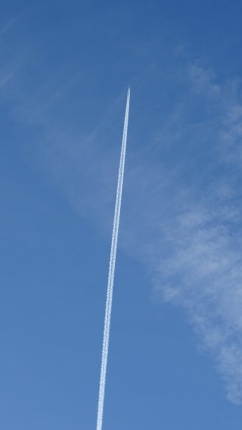 在《zinita》中，可以看到一架飞机的轮廓，在蓝天上留下一道白色的痕迹。图片下载