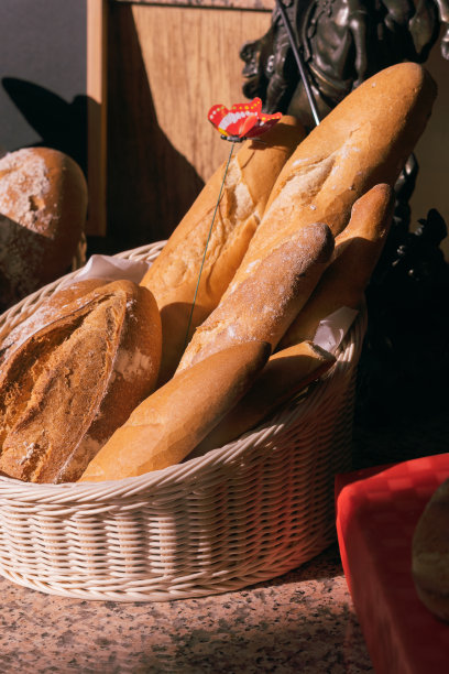 陈列橱窗里的篮子里出售的面包图片下载