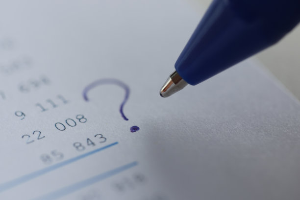 圆珠笔写在桌子上的数字特写图片下载