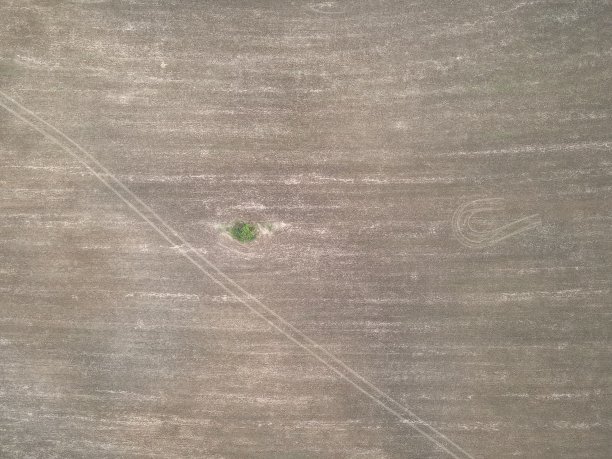 开垦的土地图片下载