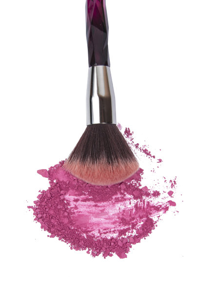 化妆刷用彩色胭脂粉隔离在白色的背景上图片下载