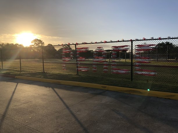 用塑料丝带写在栅栏上的“和平”字图片下载