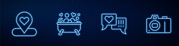 设定线心在言语泡泡，位置与心，浪漫的浴室和相机。砖墙上闪烁的霓虹灯图标。向量图片下载