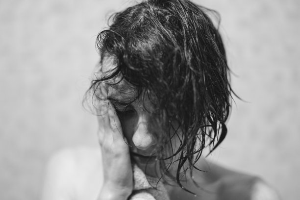 一个抑郁的女人的肖像图片下载