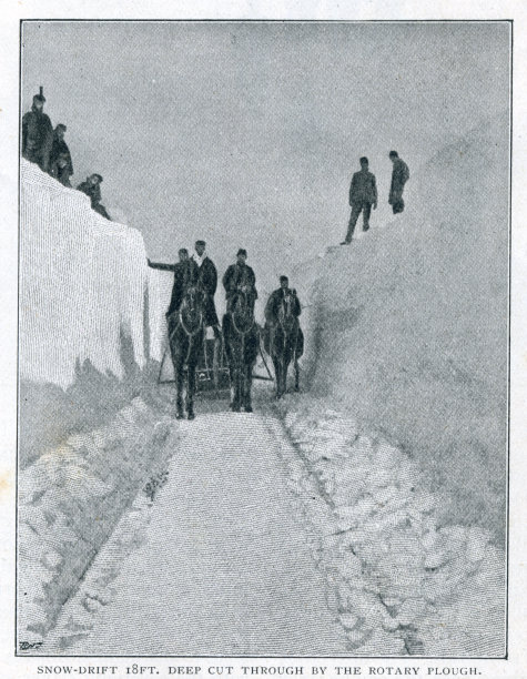 在南达科他/育空等地，被旋转犁犁铲过的积雪图片下载