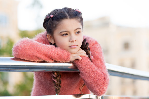 儿童周末活动。休闲娱乐的想法。事件概述。休闲的选择。自由时间和休闲。女孩的城市背景。儿童娱乐。对青少年活动。度假和休闲图片下载