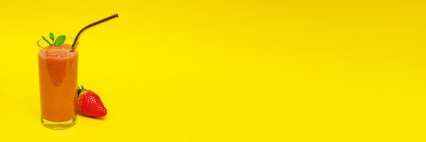 自制冰沙与草莓在一个玻璃杯子，在黄色的背景与副本空间图片下载