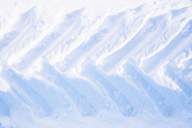 雪地上拖拉机车轮的痕迹。清除积雪时市政服务设备的踏面印记。俯视图图片下载