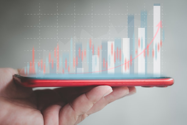 他在智能手机上展示虚拟金融股票的增长和图表。图片下载