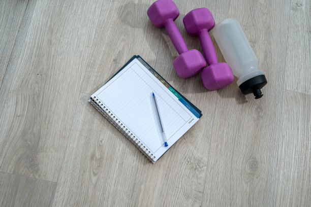 俯视图的新运动设备和笔记本与笔。图片下载