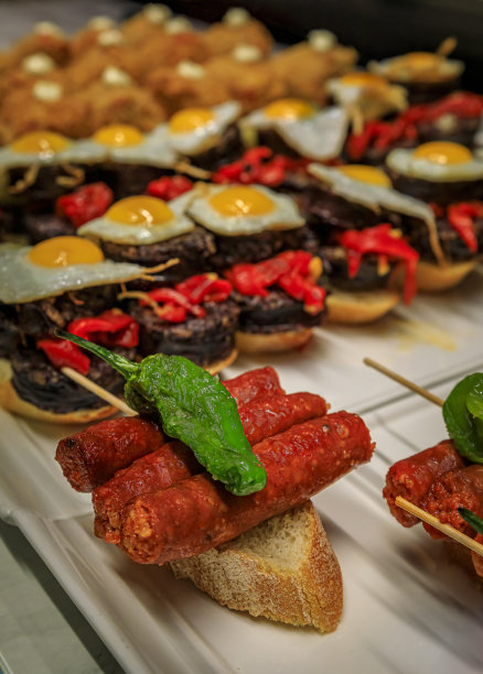 西班牙，圣塞巴斯蒂安，巴斯克酒吧里的辣椒香肠pintxos图片下载