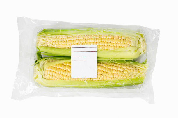 包装和标签玉米芯在一个孤立的白色背景图片下载