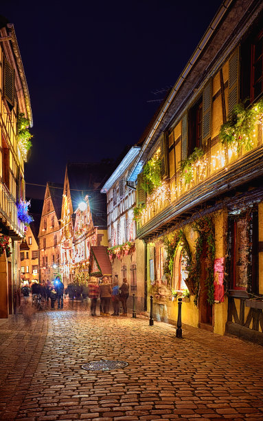 圣诞假期，Kaysersberg老村庄舒适的街道。阿尔萨斯,法国图片下载