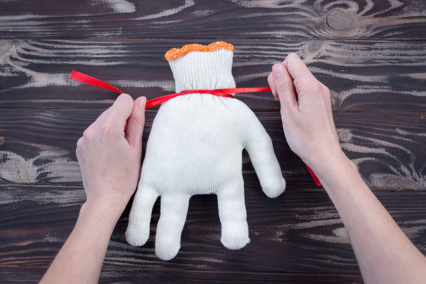 这是一款由手套、毛毡和棉花制成的儿童毛绒玩具，是情人节的礼物。DIY的概念。一步一步的照片说明图片下载
