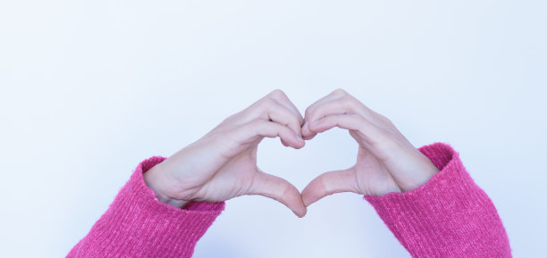 女人的手在白色背景上呈心形图片下载