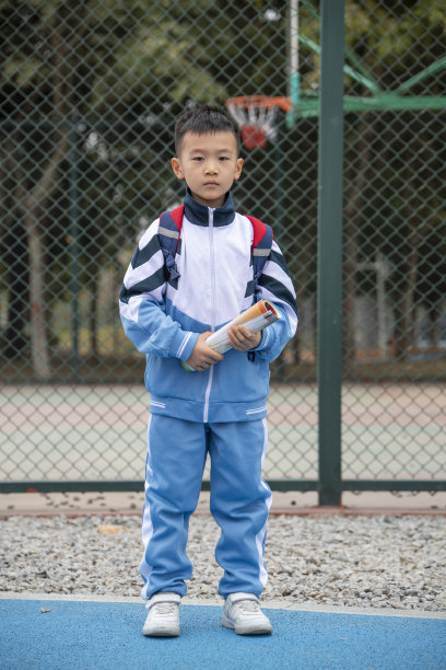 小学生们站在学校操场上图片下载