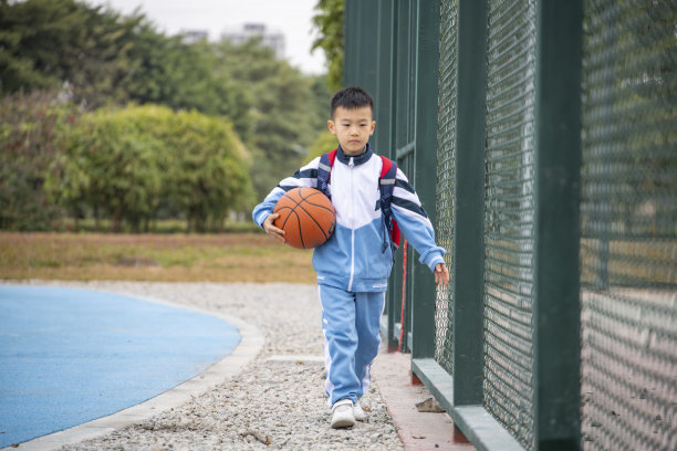学生们在操场上拿着篮球图片下载