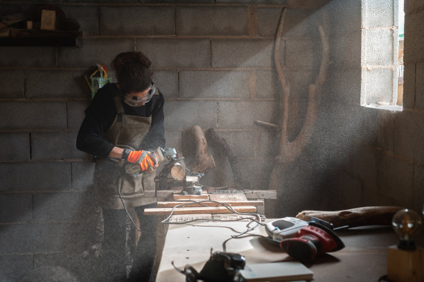 妇女在车间用磨床工具制作金属零件图片下载