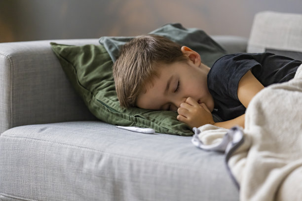 患有流感的患病儿童在隔离禁闭期间睡在床上。图片下载