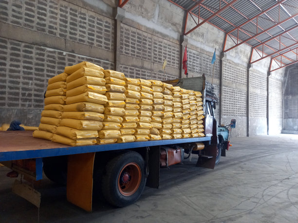 十轮卡车和肥料。图片下载