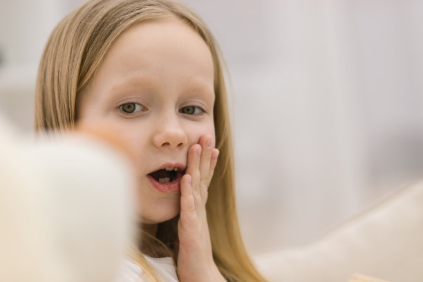 裁剪照片的女孩的脸和手。图片下载