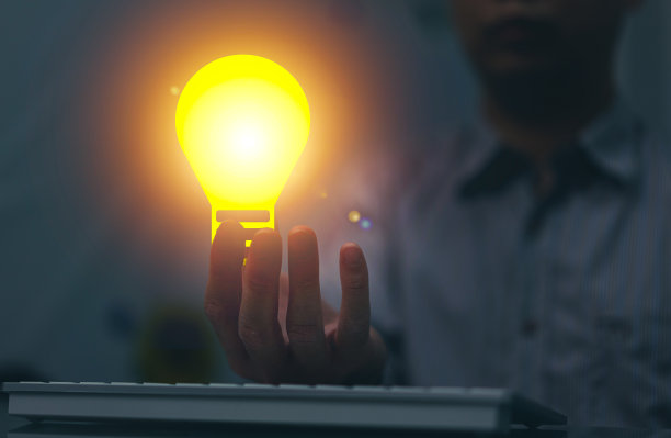手持式灯泡代表着对商业创意和发明解决方案的想象力图片下载