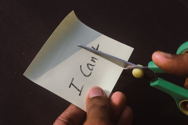 用剪刀把字母T从can“u2019t上剪下来写在矩形提醒纸上。决心成功挑战相信动机抱负达到结果目标目标经营理念。图片下载