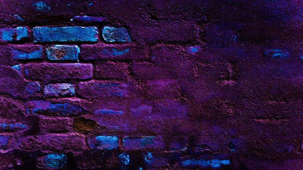 霓虹灯墙。深蓝色的夜光背景。抽象条形砖霓虹纹理。空砖墙上的粉色和蓝色灯光效果。图片下载