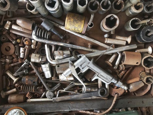 工具全架在桌子上。图片下载