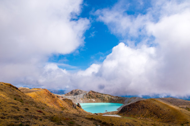 美丽翠绿的雪莲山火山口湖图片下载