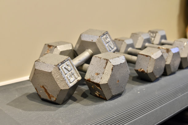 家庭健身房的重量和设备，以实现新年的健康决心图片下载