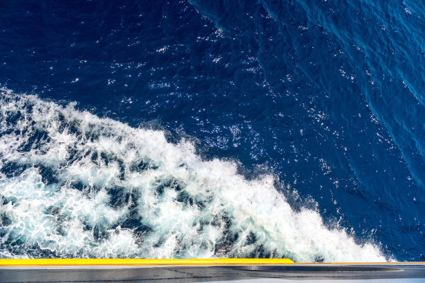 海面及帆船上的痕迹图片下载