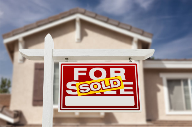 出售房屋出售房地产标志和房子。图片下载