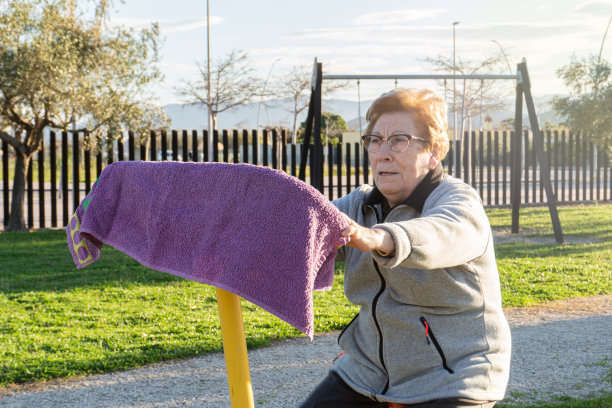 上了年纪的妇女在自行车上锻炼图片下载