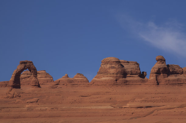 犹他州拱门国家公园的精致拱门和周围的红色岩层图片下载