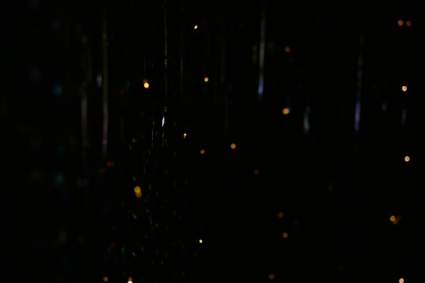 黑暗的抽象背景。散景灯和垂直眩光图片下载