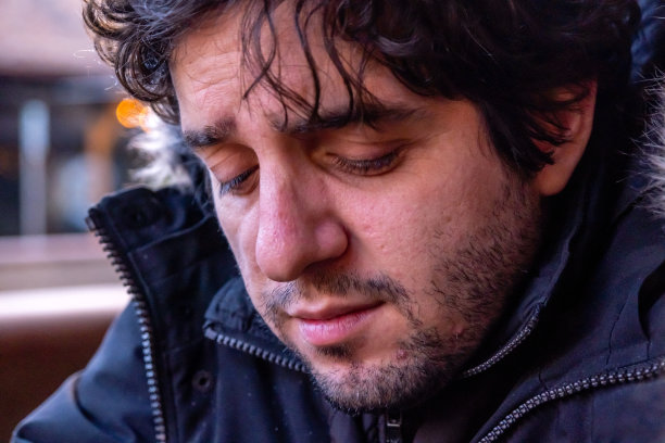 中年男子往下看图片下载