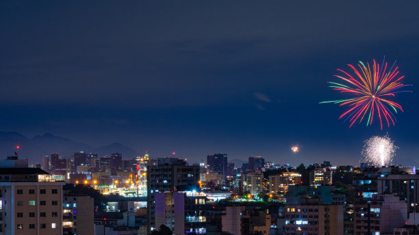 新年的夜晚(Réveillon)烟花在天空中绽放。活动为2022年抵达Niterói，里约热内卢de Janeiro，巴西。图片下载