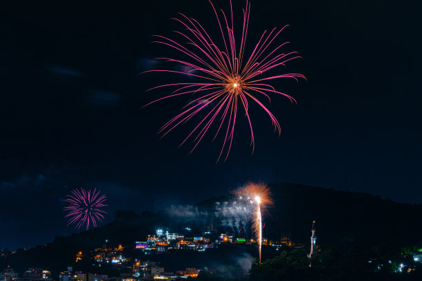 新年的夜晚(Réveillon)烟花在天空中绽放。活动为2022年抵达Niterói，里约热内卢de Janeiro，巴西。图片下载