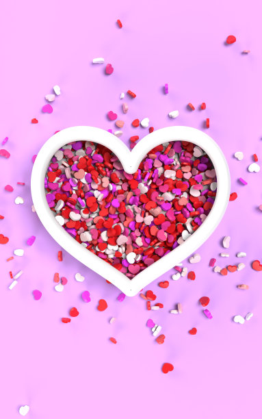 心形红色和白色玫瑰花瓣对粉红色的背景图片下载