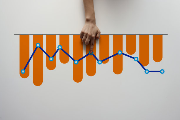 女商人用分析蜡烛按图表图片下载