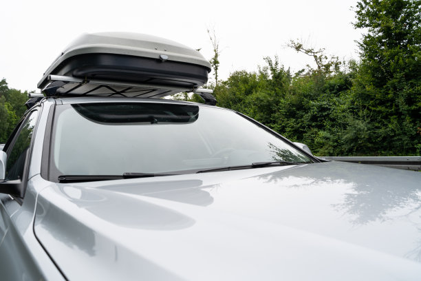 银色车顶箱在旅行期间图片下载