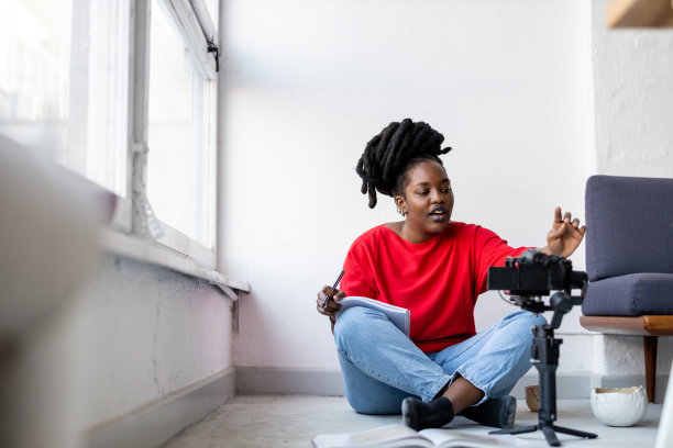 制作社交媒体视频的女性视频博主图片下载