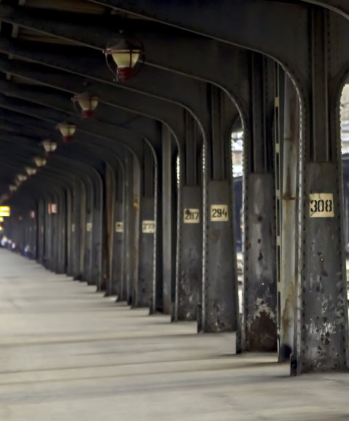 火车站生锈的旧柱子图片下载